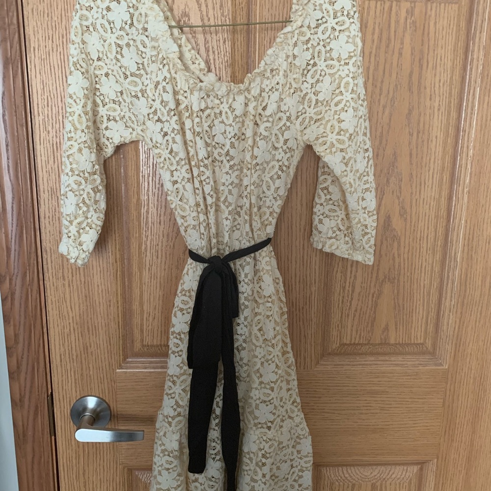 Lace flower dress with a black bow in the back - Picture 2 of 4